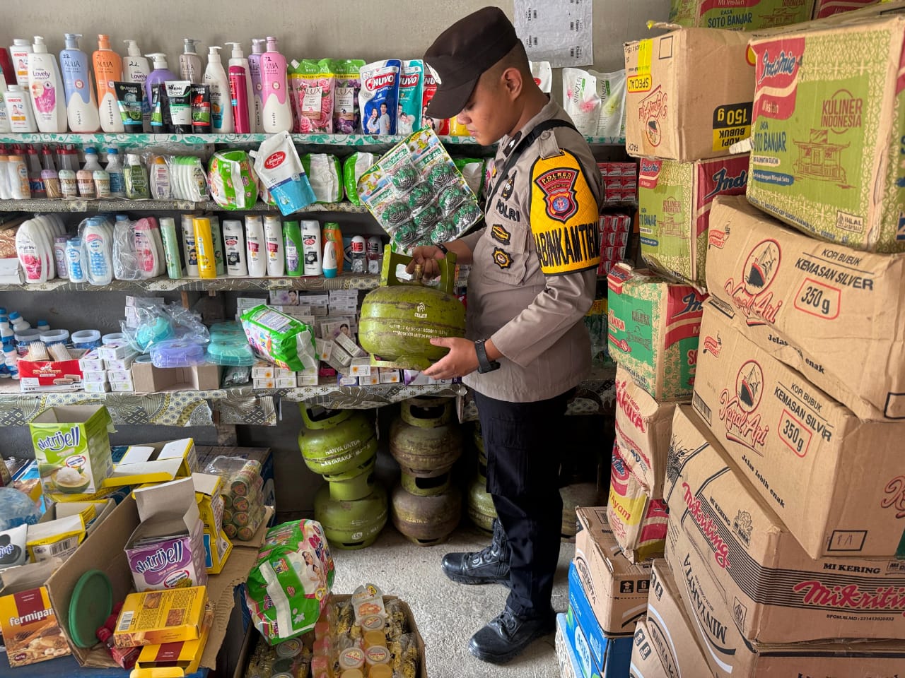 Polsek Montallat Laksanakan Pengecekan Gas LPG Untuk Pantau Stok Dan Harga Di Pasaran