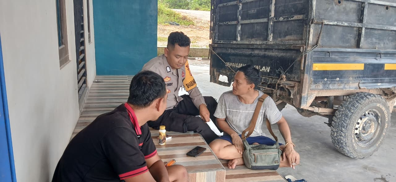 Bhabinkamtibmas Sosialisasikan Layanan Hotline 110 kepada Masyarakat