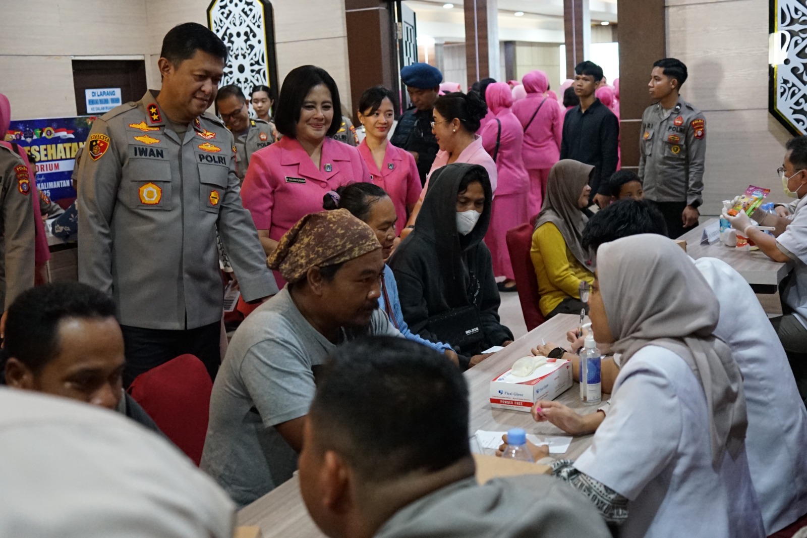 Rangkaian Perayaan Natal di Polda Kalteng Diwarnai Bakti Kesehatan, Rumkit Bhayangkara Layani Ratusan Masyarakat