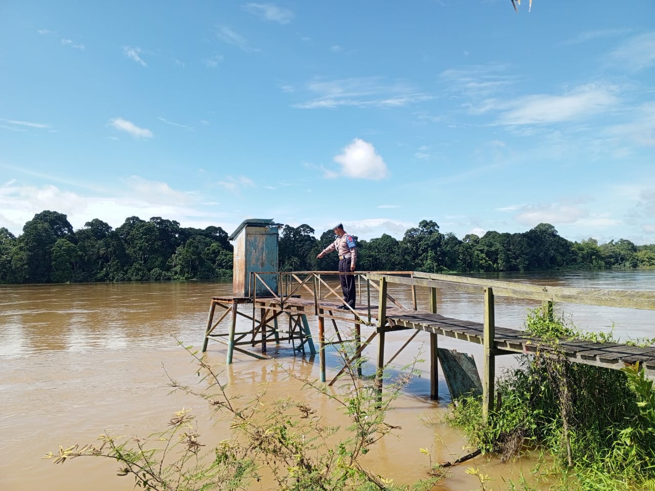 Pantau Debit Air, Polsek Tewang Sangalang Garing dan Pulau Malan Imbau Warga Waspada Potensi Banjir.