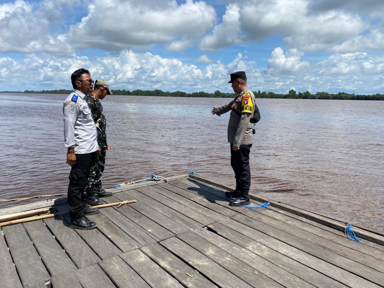 Personil Polsek Katingan Kuala Rutin Melakukan Pengecekan Debit Air untuk Antisipasi Pasang Laut