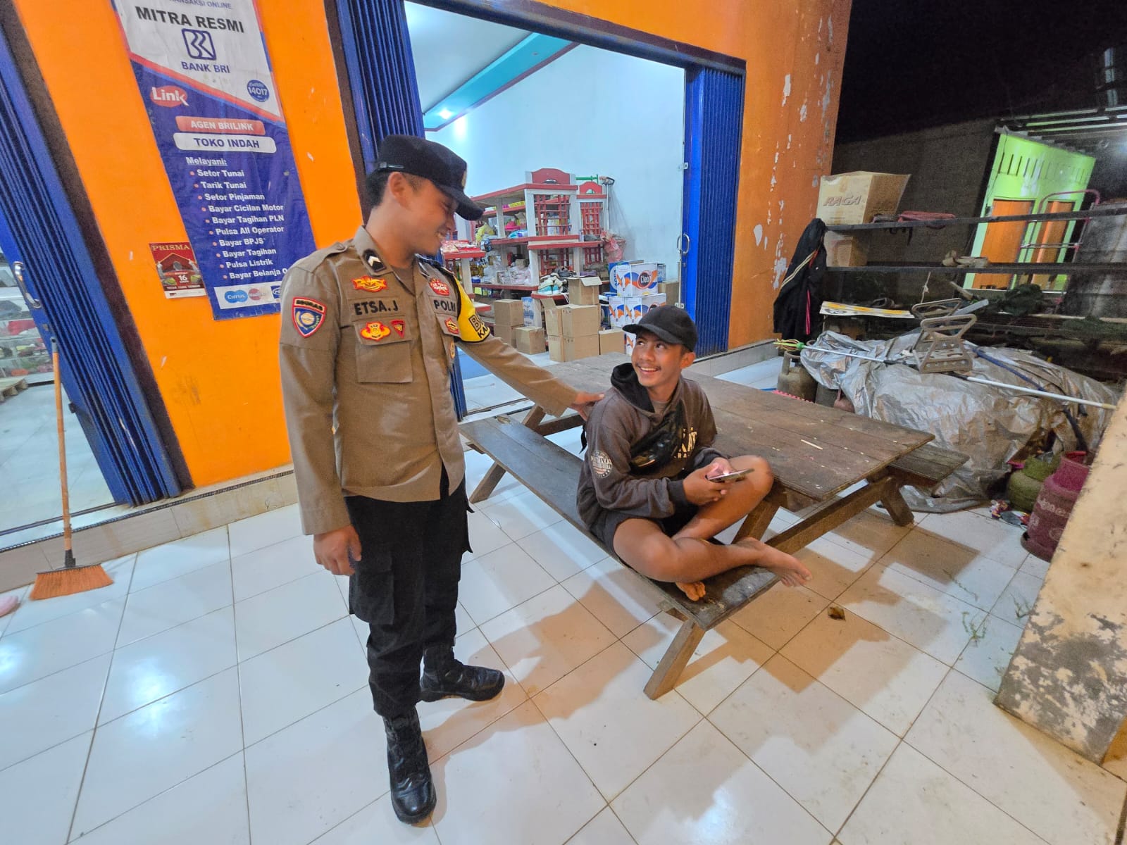 Personel Piket Polsek Lamandau Sambangi Masyarakat, Pererat Silaturahmi dan Sampaikan Pesan Kamtibmas