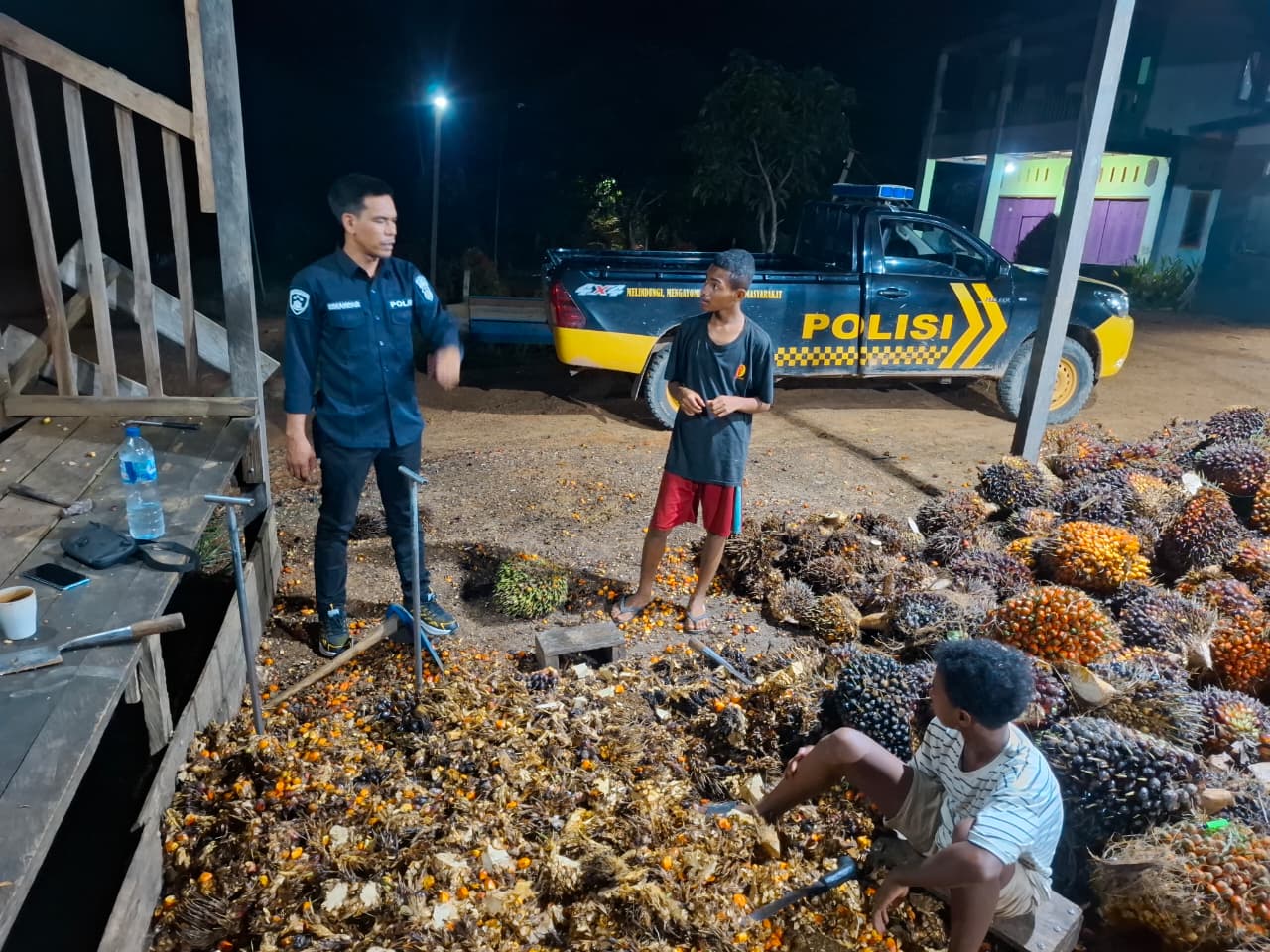 Piket Polsek Silaturahmi kepada Masyarakat yang sedang bekerja