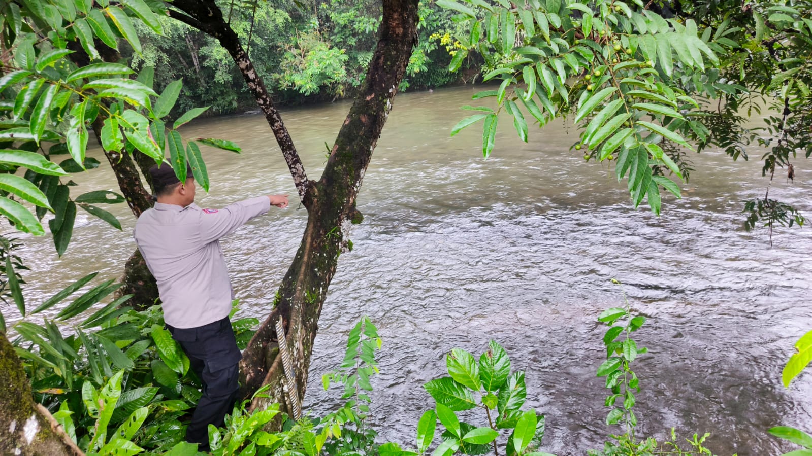 Piket Polsek Delang cek debit air DAS Delang