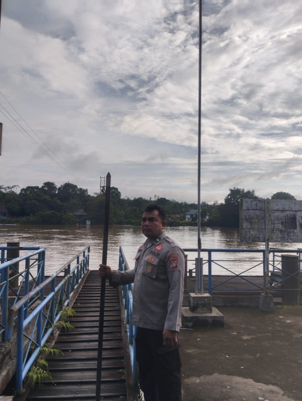 Piket Polsek Bulik Cek debit air di Kelurahan Nanga Bulik