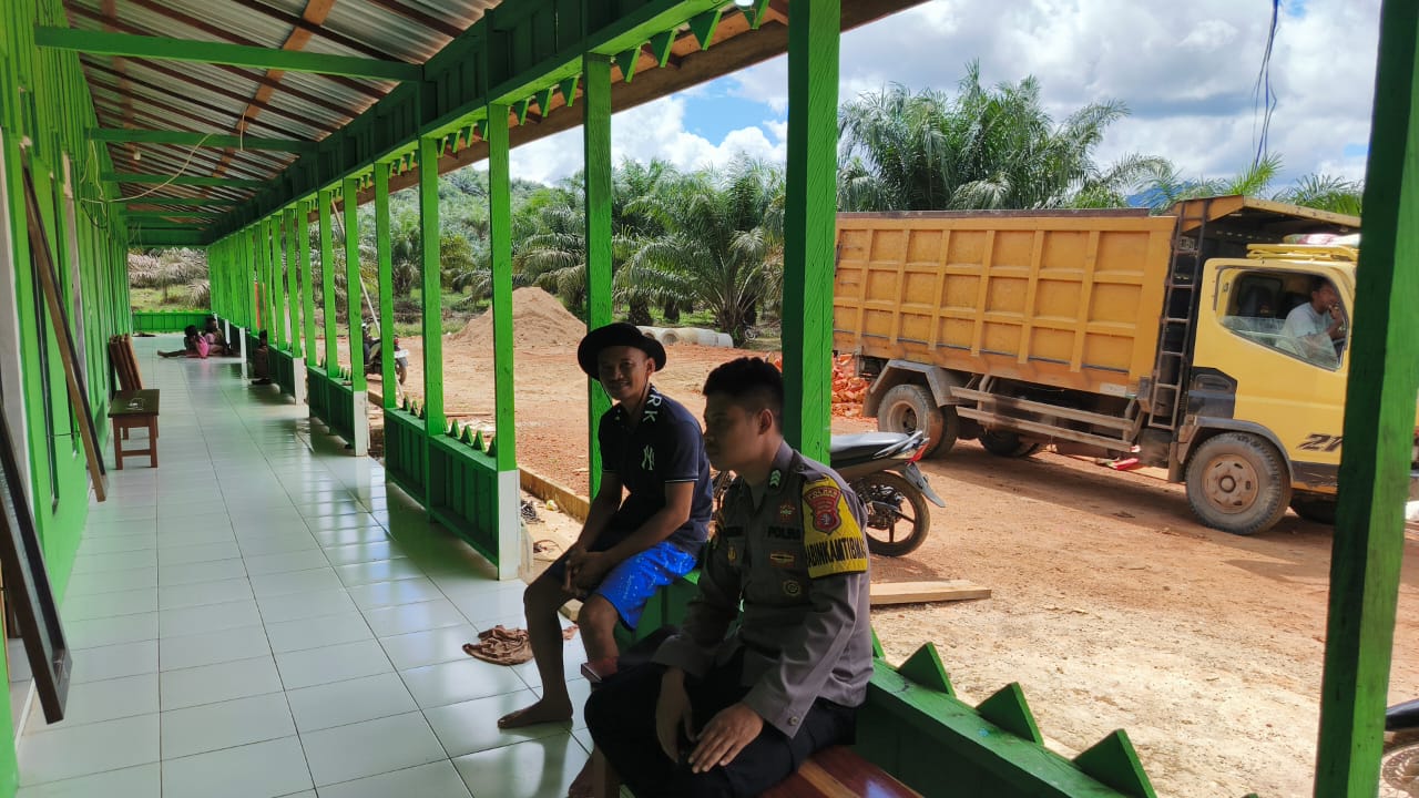 Piket Polsek Delang Sosialisasikan Tentang Layanan Hotline 110 kepada Masyarakat