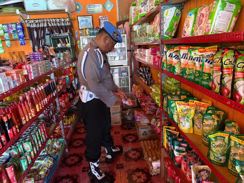 Polsek Montallat Laksanakan Pengecekan Sembako Untuk Pantau Stok Dan Harga Di Pasaran