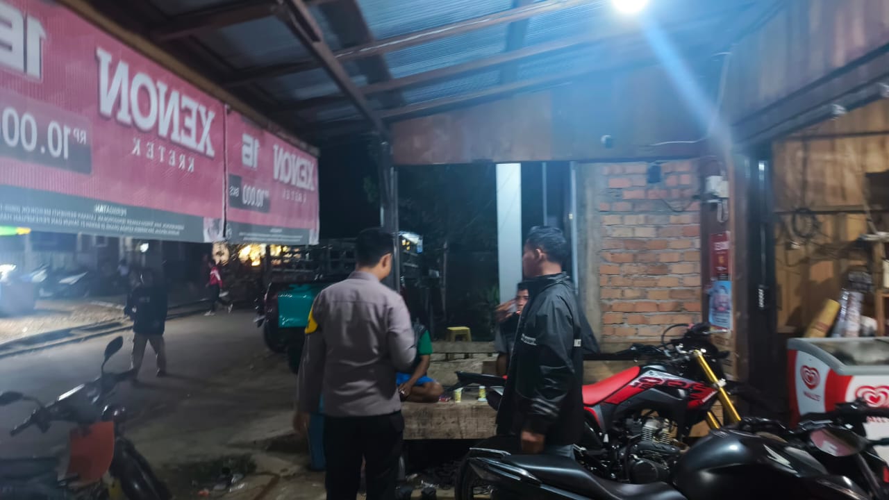 Piket Polsek Delang Sosialisasikan Tentang Layanan Hotline 110 kepada Masyarakat