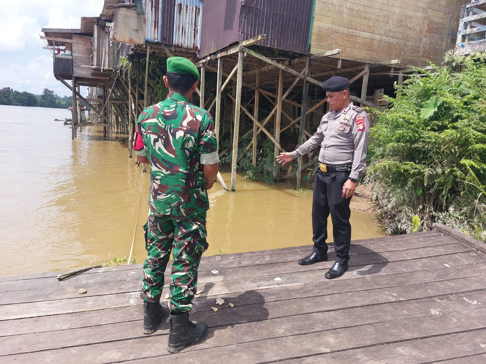 Pantau Debit Air, Polsek Tewang Sangalang Garing dan Pulau Malan Imbau Warga Waspada Potensi Banjir