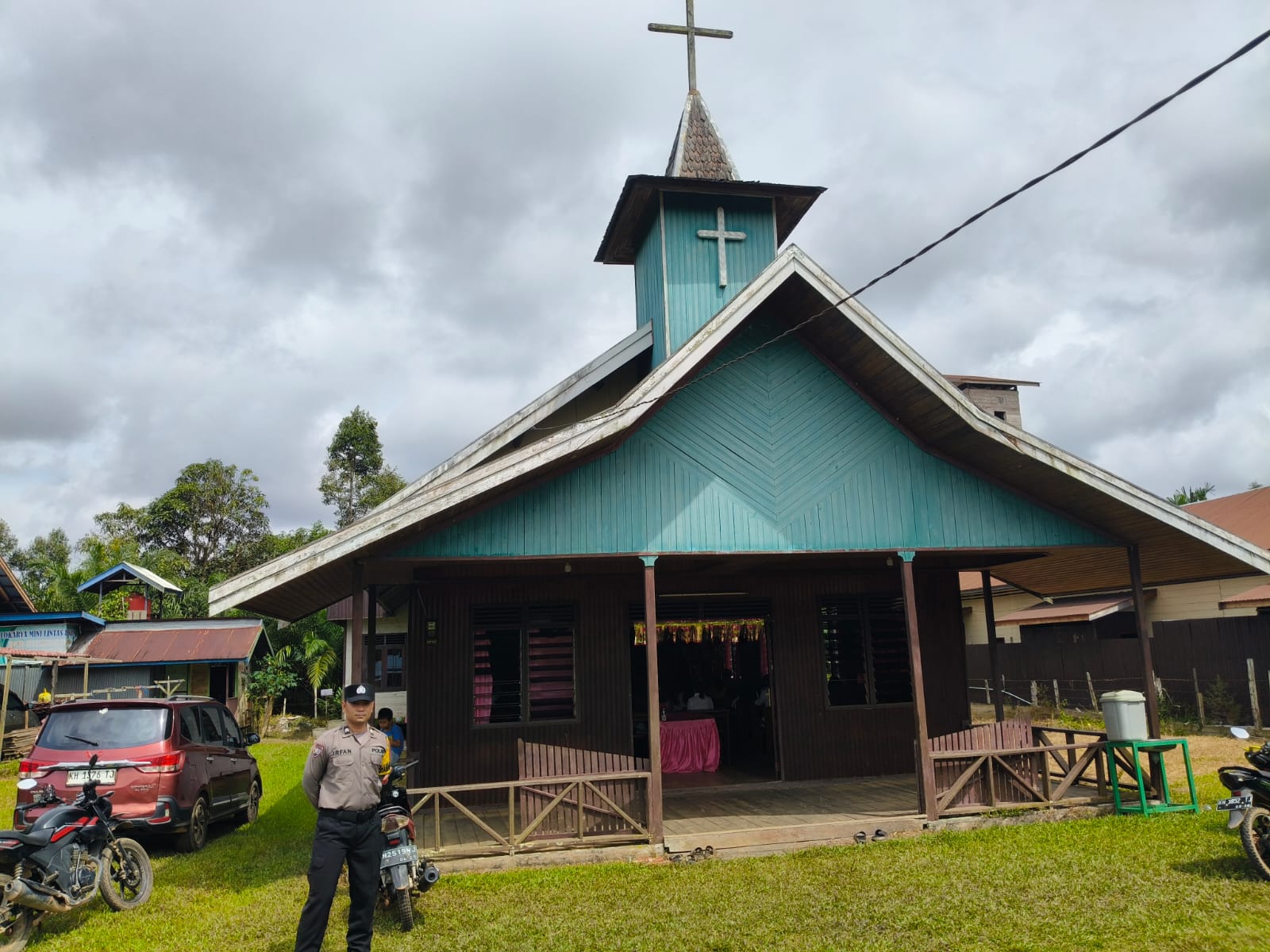 Tingkatkan Sitkamtibmas, Pers Polsek Marikit Laksanakan Pam Ibadah Minggu.