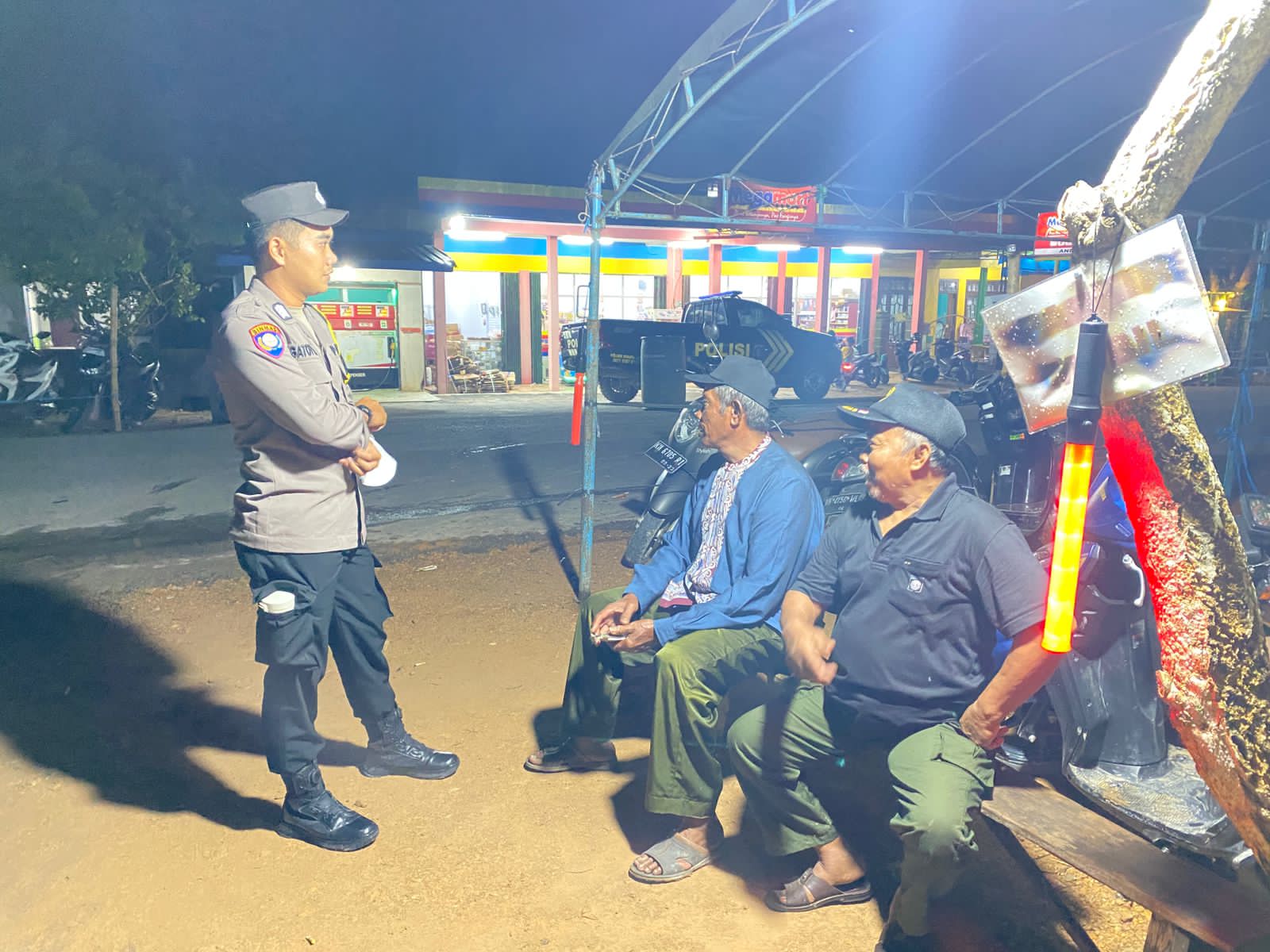 Personil Polsek Sematu Jaya Sambangi Warga Desa Mukti Manunggal, Ajak Bersama Jaga Kamtibmas