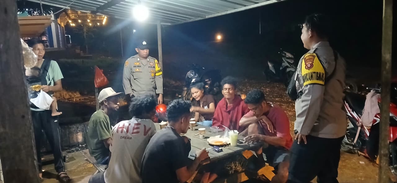 Personel Piket Polsek Lamandau Sambangi Masyarakat, Pererat Silaturahmi dan Sampaikan Pesan Kamtibmas
