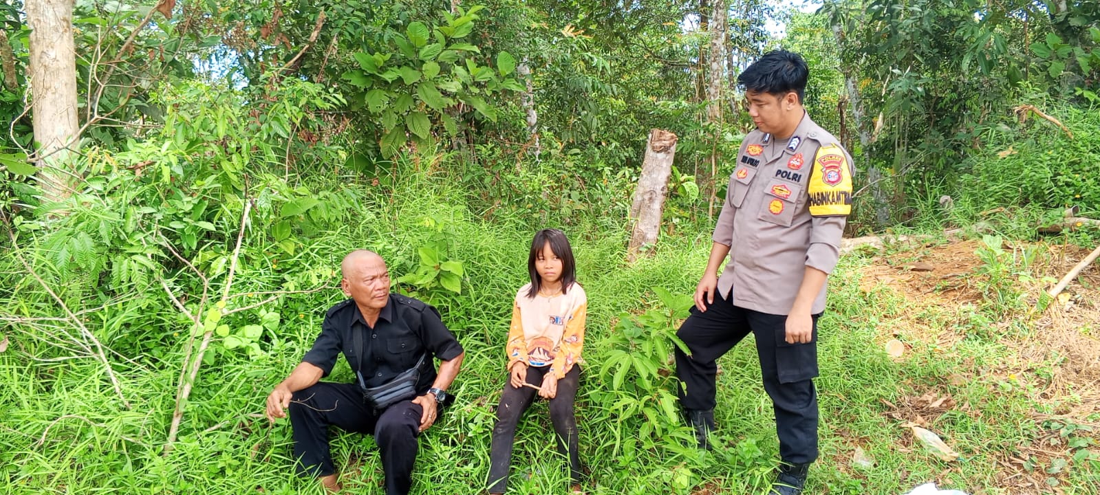 Bhabinkamtibmas Polsek Lamandau Sambangi Warga yang Sedang Bersantai di Desa Samu Jaya