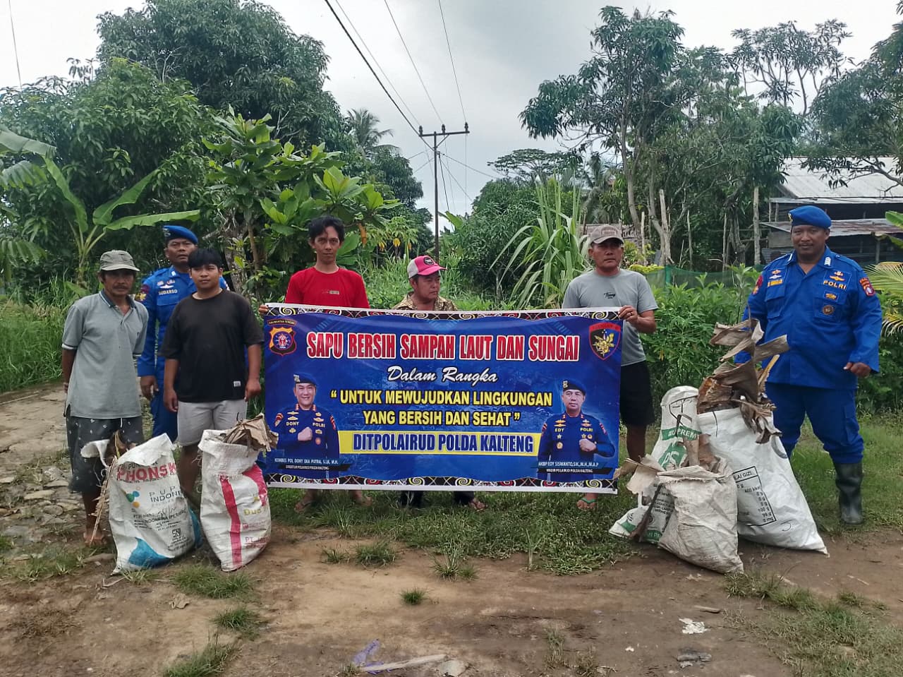 Aksi Bersih Pantai Ditpolairud Polda Kalimantan Tengah