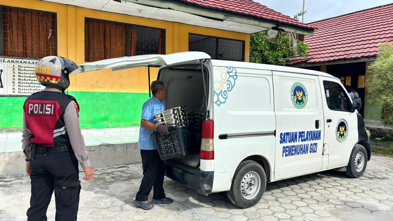 Dukung Program Pemenuhan Gizi, Personel Subdit Gasum Ditsamapta Polda Kalteng Kawal Distribusi MBG ke Sekolah Penerima
