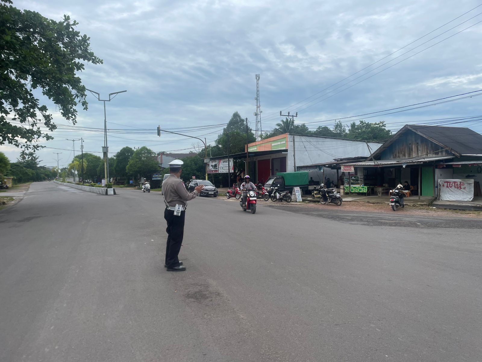 Satuan Lantas Polres lamandau Laksanakan Pengaturan Lalin Pada Pagi hari