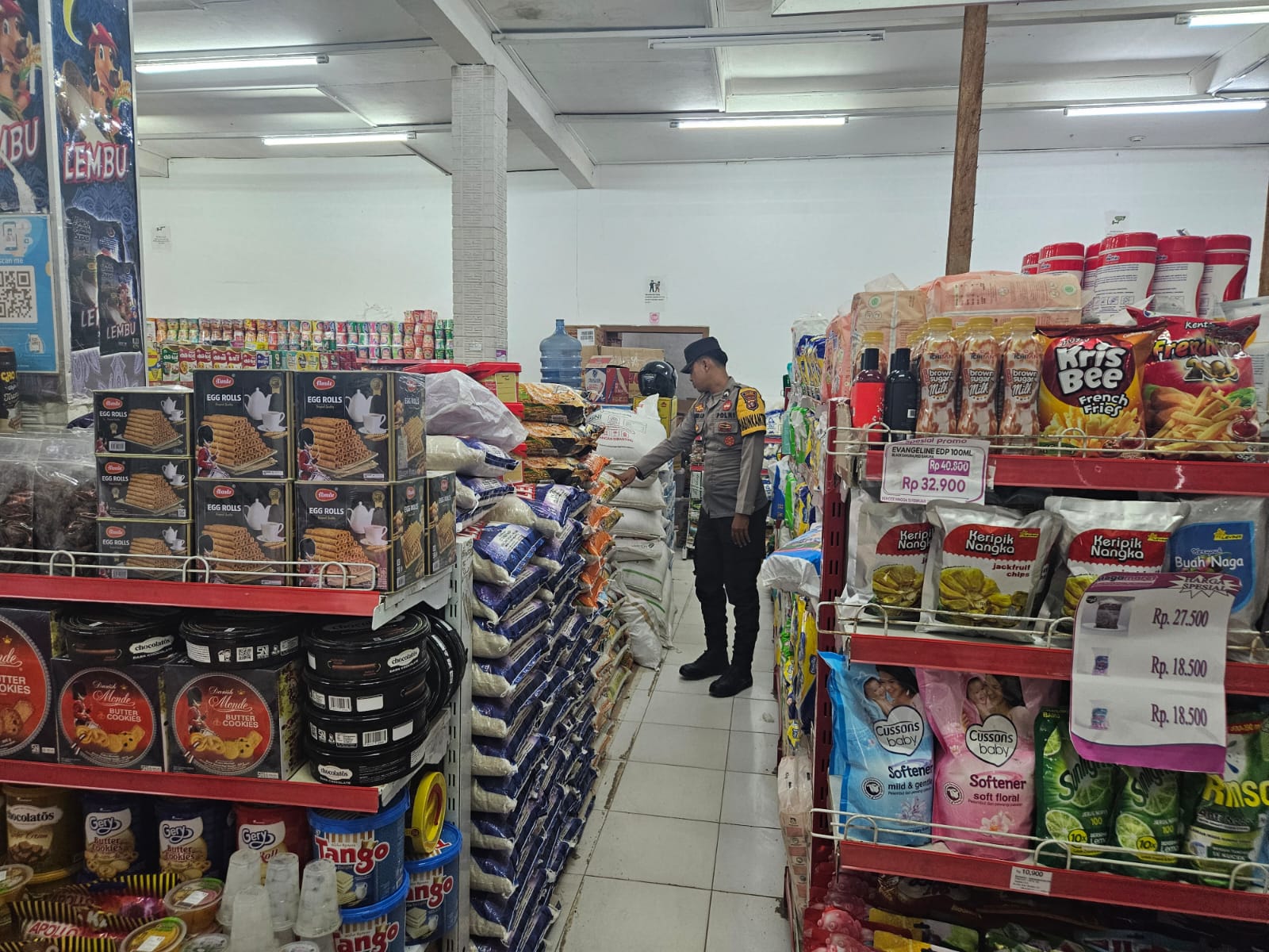 Piket Polsek Patroli kepertokoan diwilkum Polsek Sematu Jaya