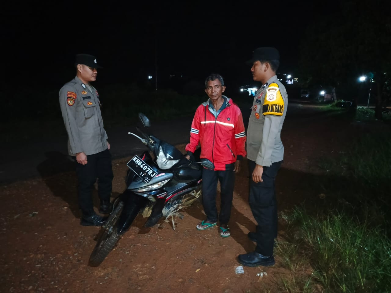 Hadir Di Tengah Masyarakat, Polsek Lamandau Patroli Dialogis Malam Cegah Gangguan Kamtibmas