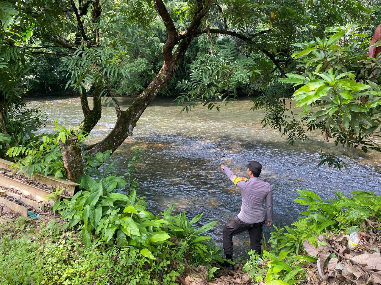 Piket Polsek Delang cek debit air DAS Delang