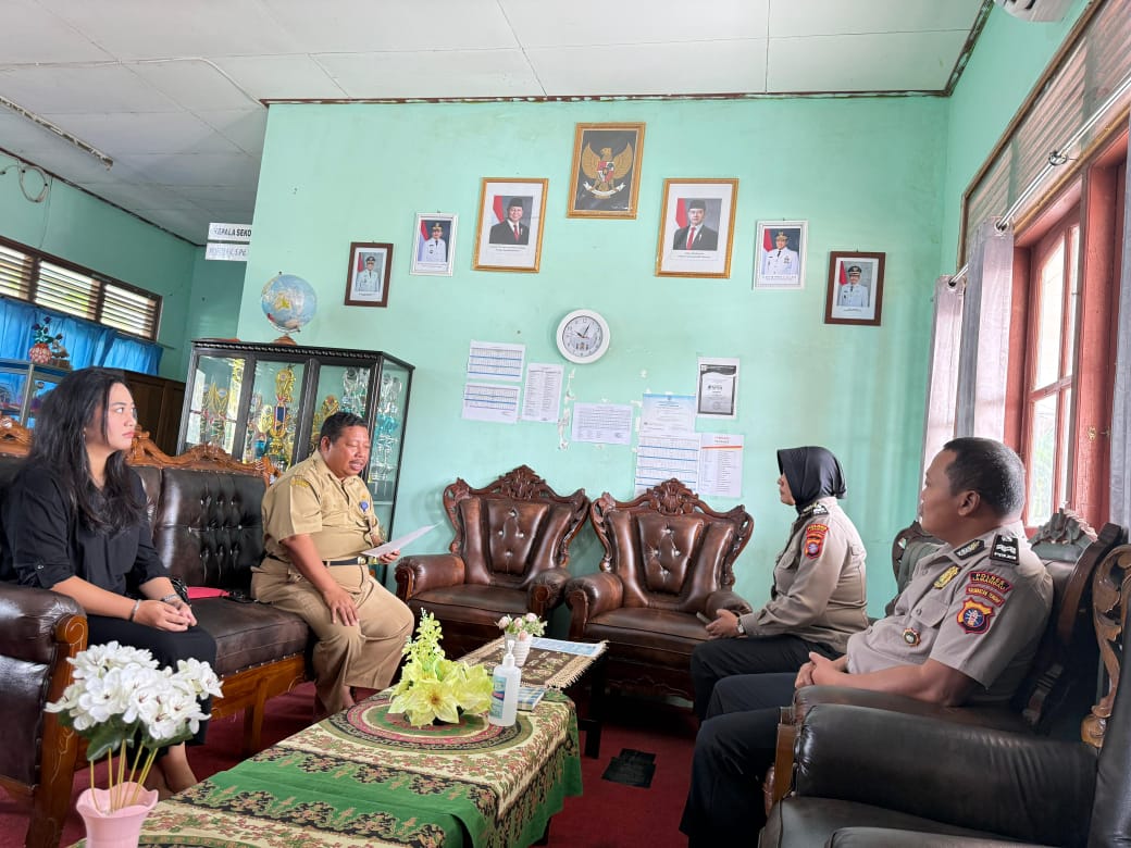 Sat Binmas Polres Lamandau Pasang Himbauan Anti-Bullying di SMPN 1 Bulik dan SMAN 1 Bulik