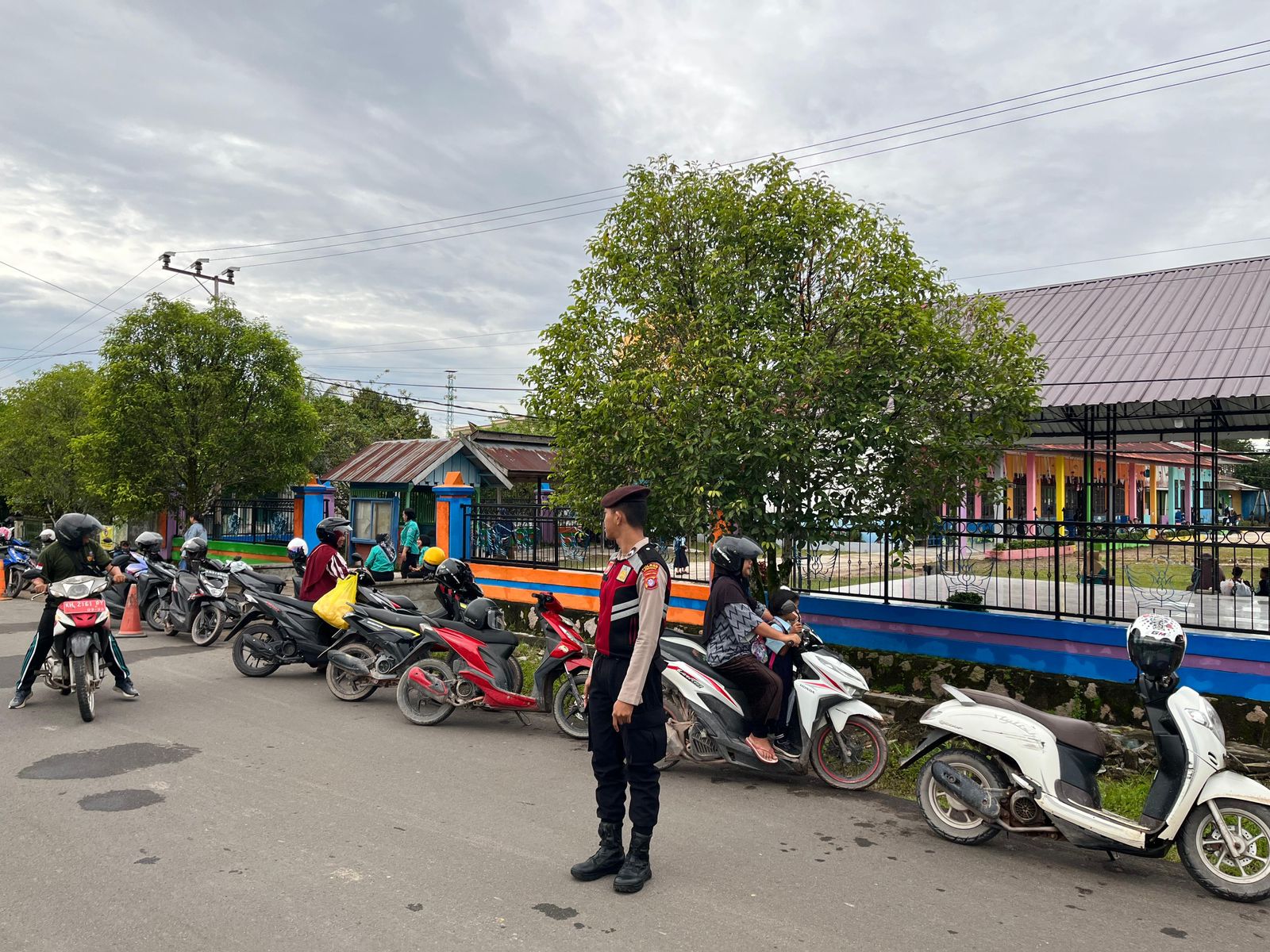 Sat Samapta Polres Lamandau Laksanakan Pengaturan Lalu Lintas di Depan TK Negeri Pembina dan SMP Negeri 4 Bulik
