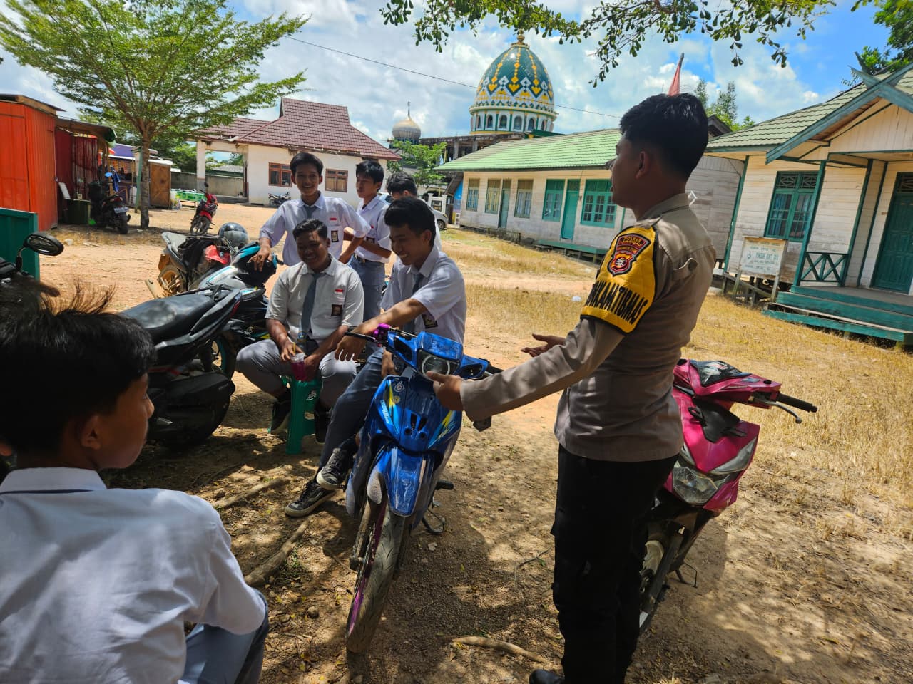 Bhabinkamtibmas Polsek Sematu Jaya Beri Sosialisasi ke Pelajar SMA