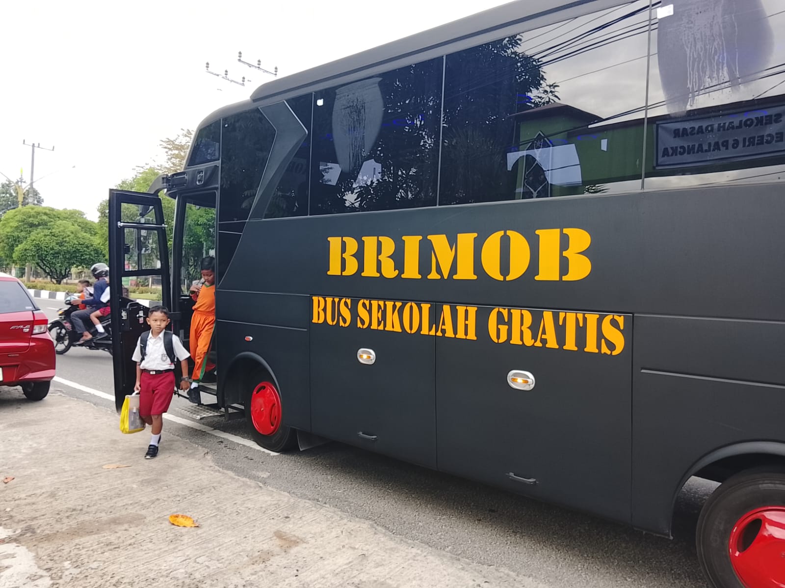 Brimob Kalteng Tingkatkan Kemudahan Akses Pendidikan Lewat Layanan Bus Sekolah Gratis