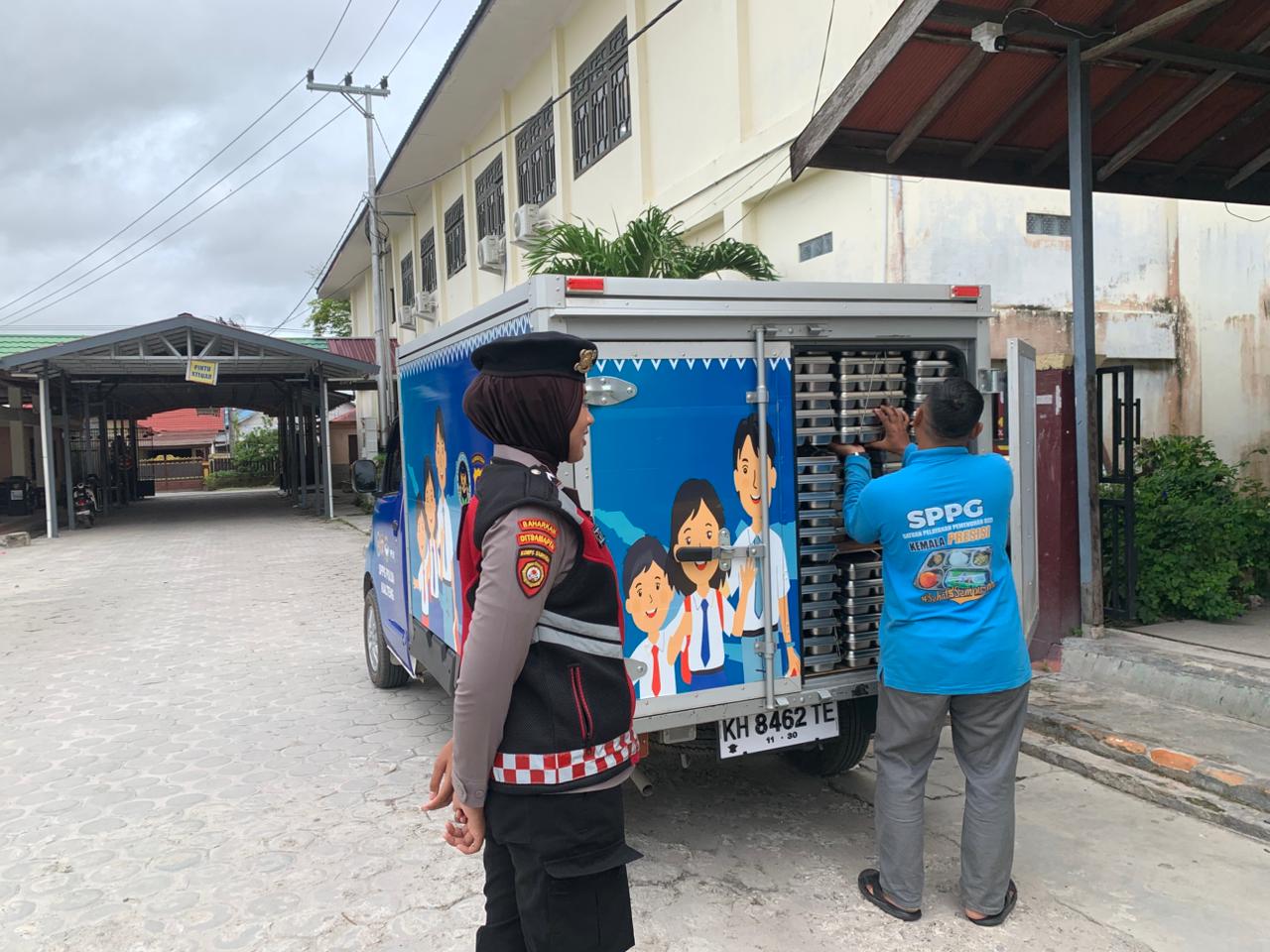 Pastikan Program Pemenuhan Gizi Lancar, Personel Polwan Ditsamapta Polda Kalteng Sambangi SPPG dan Kawal Distribusi Makan Bergizi Gratis ke Sekolah Penerima