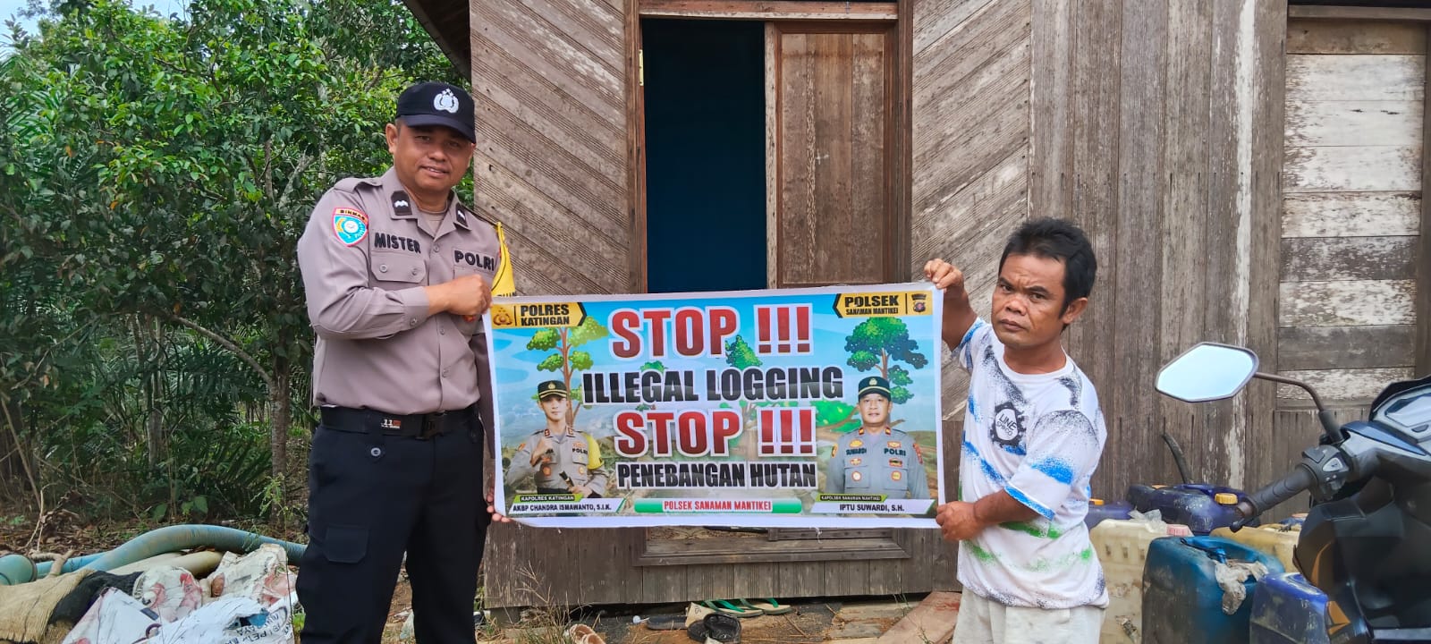 Bhabinkamtibmas laksanakan Sosialisasikan tentang larangan dan sangsi Pidana bagi pelaku Ileggal Logging kepada masyarakat di  Desa Binaan.