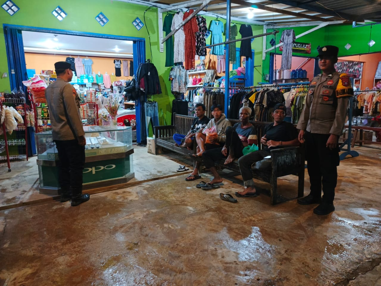 Personel Piket Polsek Lamandau Sambangi Warga, Berikan Imbauan untuk Menjauhi Judi Online