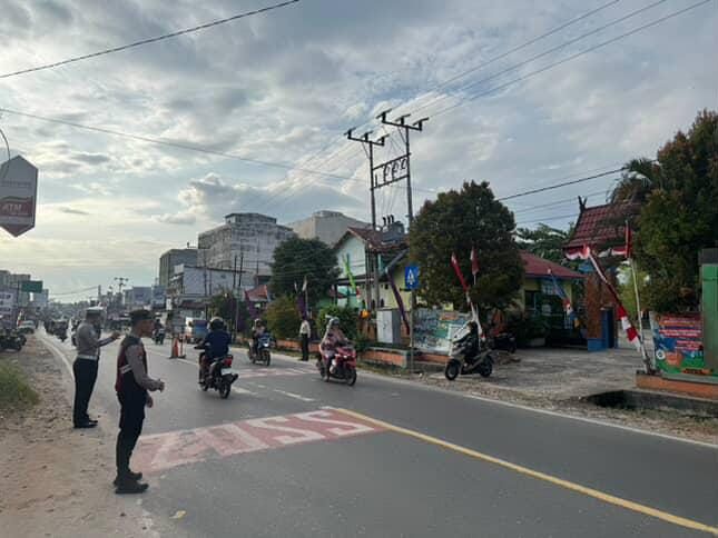 Sat Samapta Polres Katingan Lakukan Pengaturan Lalu Lintas di Pagi Hari: Jaga Keselamatan Pengendara Saat Arus Mudik Natal dan Tahun Baru