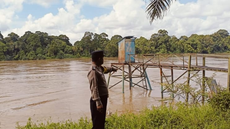 Pantau Debit Air, Polsek Tewang Sangalang Garing dan Pulau Malan Imbau Warga Waspada Potensi Banjir