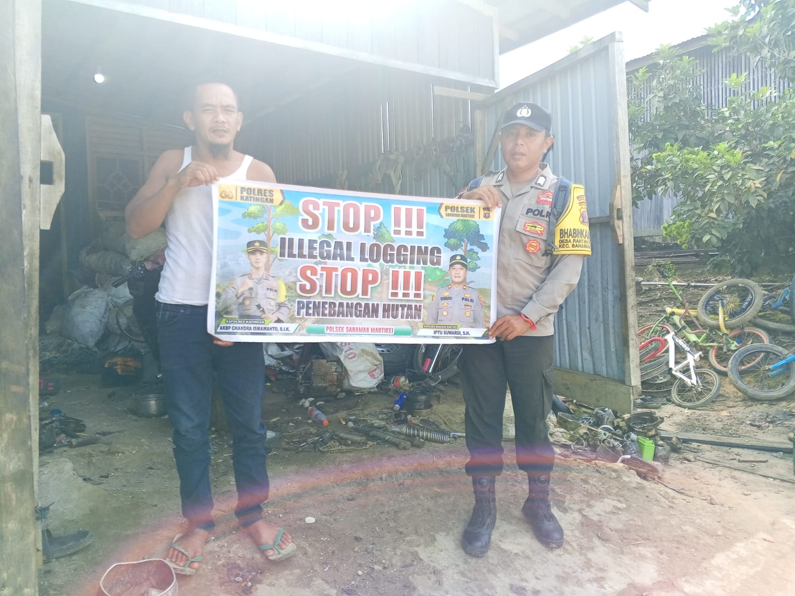 Bhabinkamtibmas laksanakan Sosialisasikan tentang larangan dan sangsi Pidana bagi pelaku Ileggal Logging kepada masyarakat di Desa Binaan.