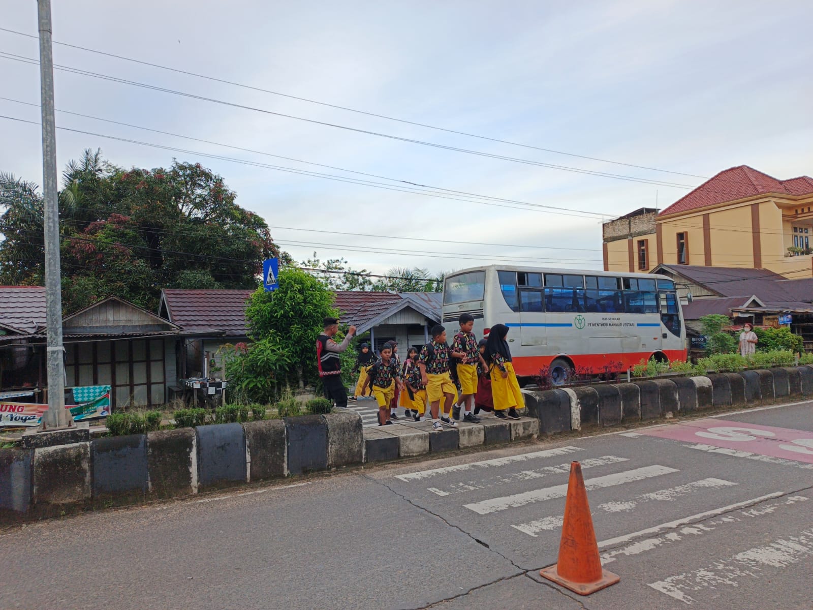 Sat Samapta Polres Lamandau Laksanakan Pengaturan Lalu Lintas di Depan TK Negeri Pembina dan SMP Negeri 4 Bulik