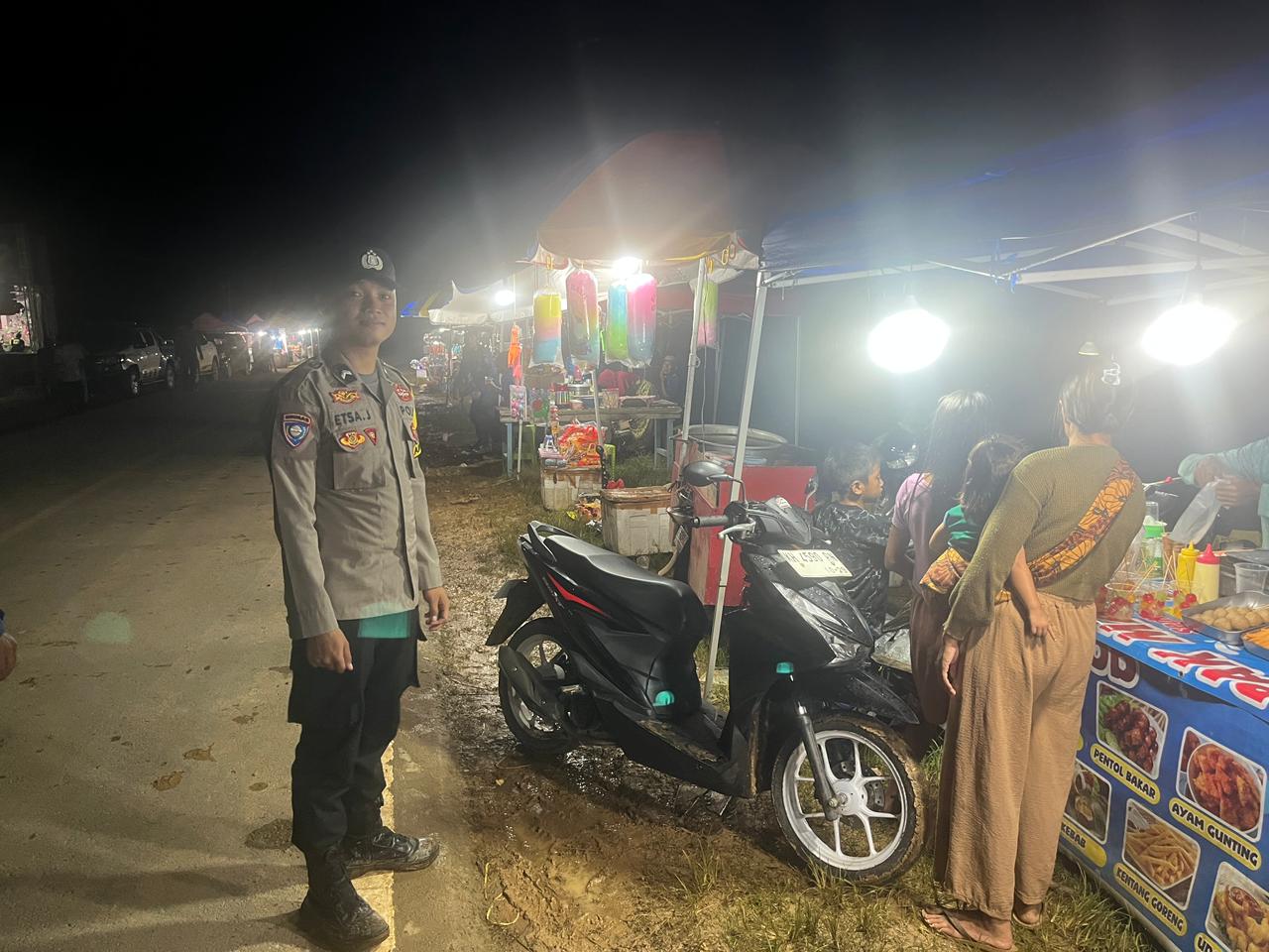 Personil Polsek Sambang Masyrakat yang Sedang Bersantai