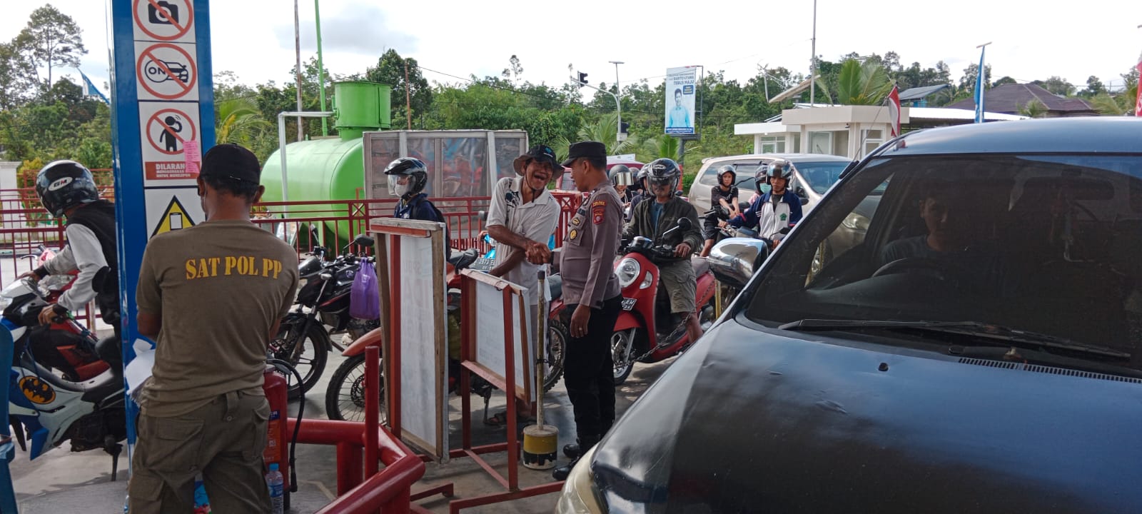 Pantau Aktivitas Masyarakat di SPBU Agar Tetap Kondusif, Polsek Teweh Tengah Laksanakan Patroli ke SPBU di Wilayah Kecamatan Teweh Tengah