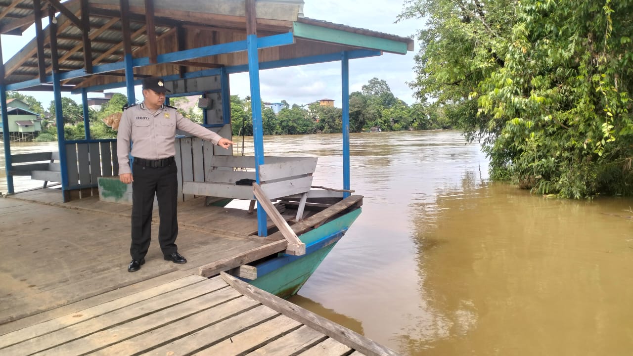 Polsek Marikit Pantau Situasi ketinggian Debit air Das Katingan untuk antisipasi bencana Banjir.