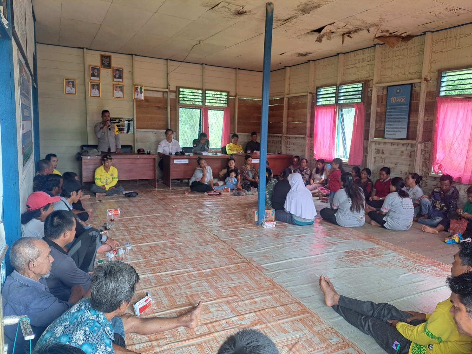Bhabinkamtibmas Kec.Bukit Raya Hadiri kegiatan Penyaluran Bantuan Langsung Tunai Dana Desa (BLT-DD)