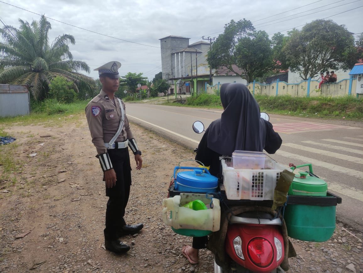 Tidak Menggunakan Helm Saat Berkendara Personel Satlantas Berikan Teguran Humanis.