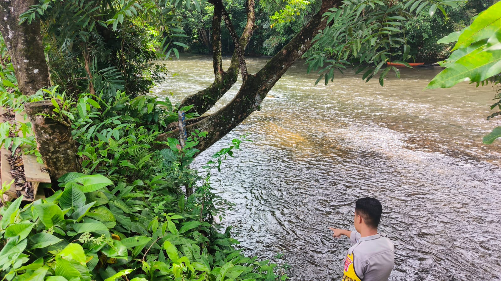 Piket Polsek Delang cek debit air DAS Delang