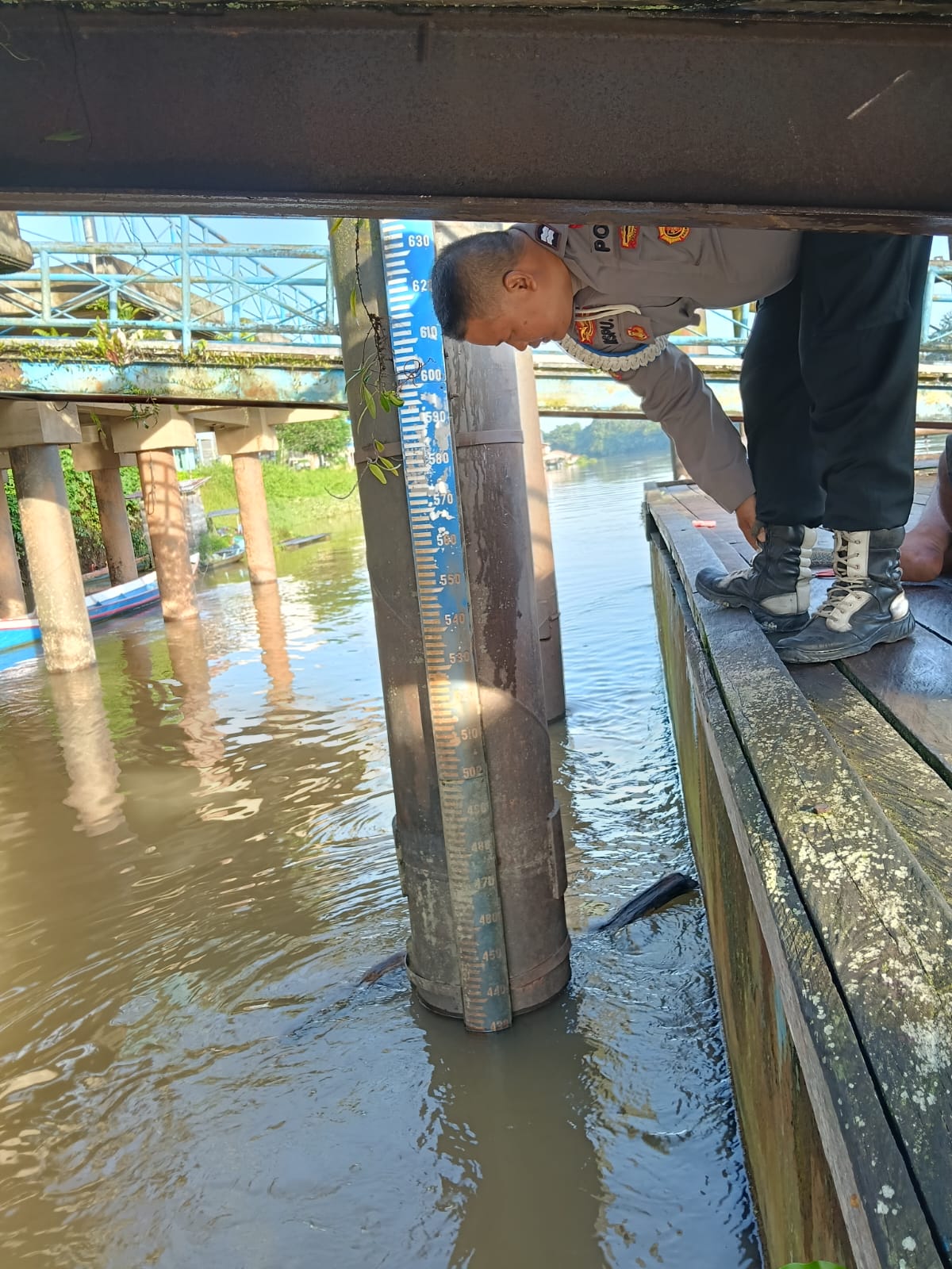 Piket Polsek Bulik Cek debit air di Kelurahan Nanga Bulik