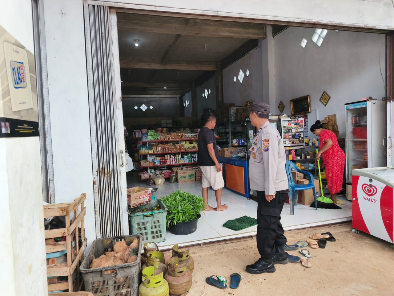 Piket Polsek laksanakan Patroli di Pasar di Wilkum Polsek Delang