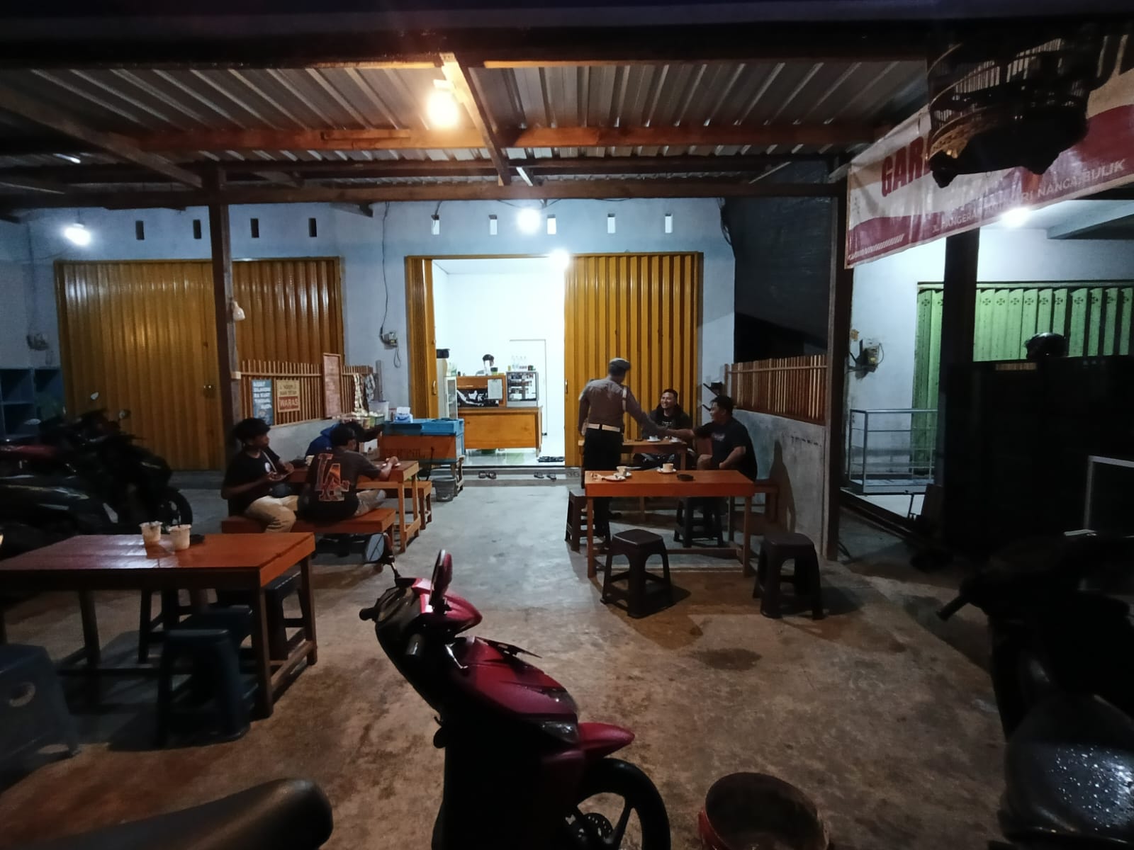 Piket Polsek Bulik Sosialisasikan Tentang Layanan Hotline 110 kepada Masyarakat