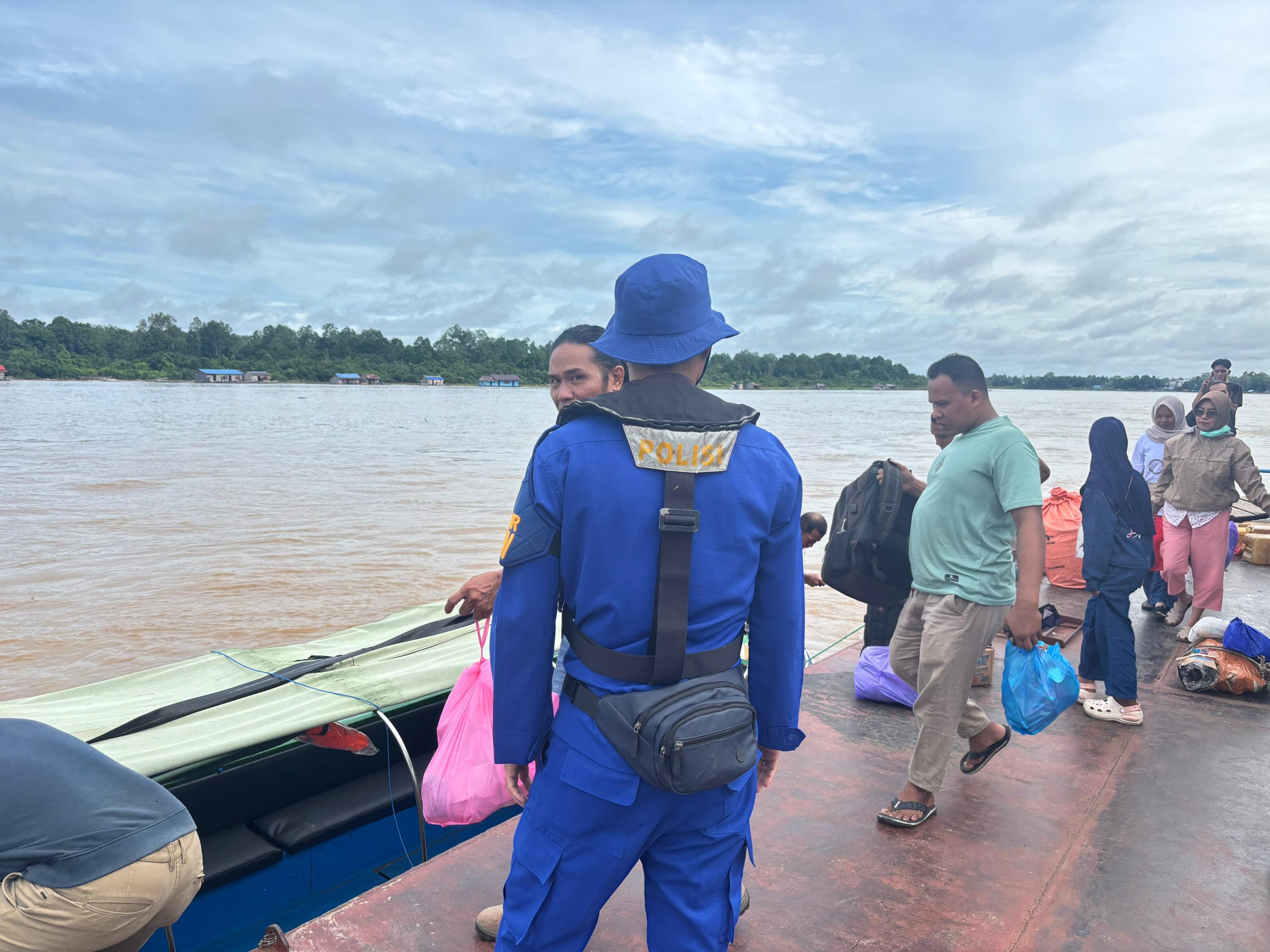 Personel Ditpolairud Berikan Imbauan Kepada Para Pengguna Transportasi Air Di Das Barito