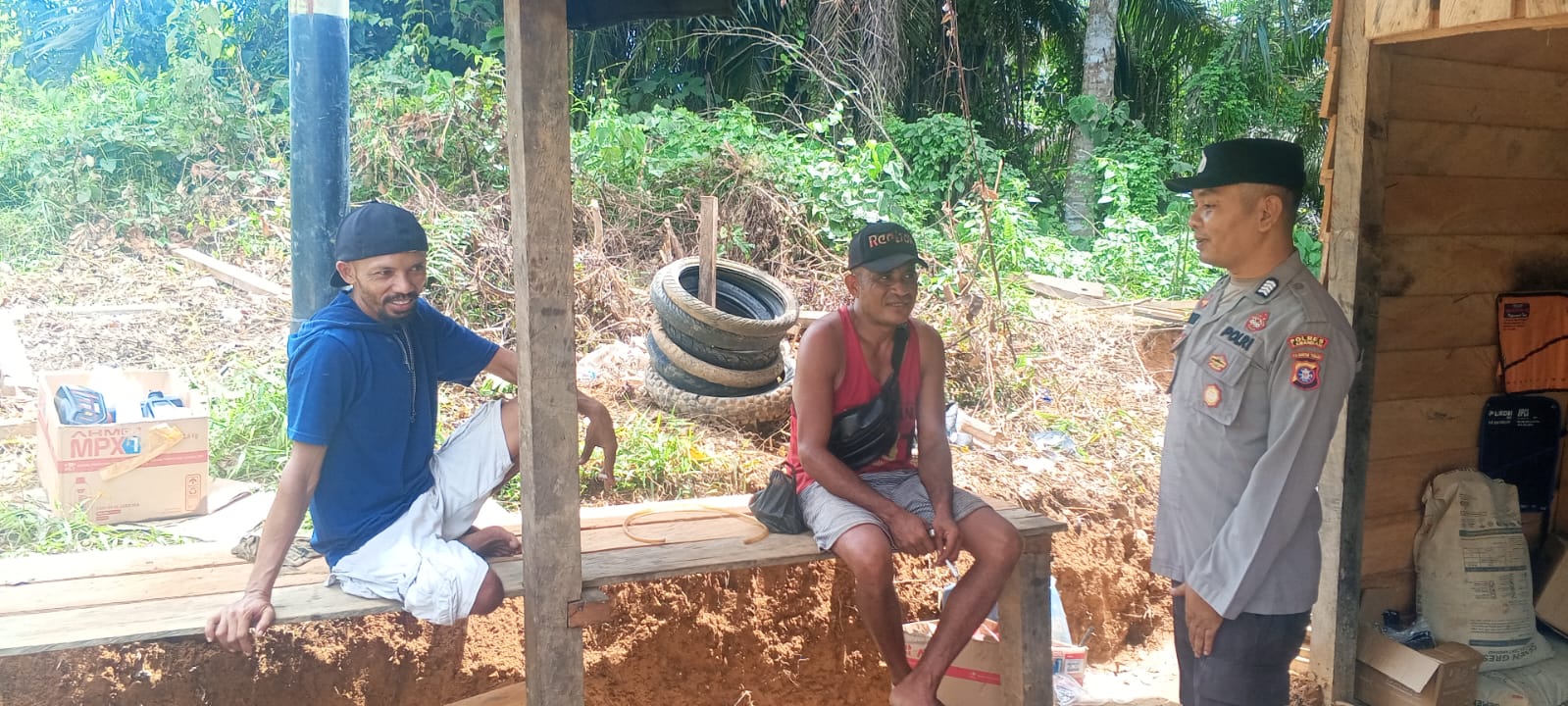 Piket Polsek Lamandau Sosialisasikan Tentang Layanan Hotline 110 kepada Masyarakat