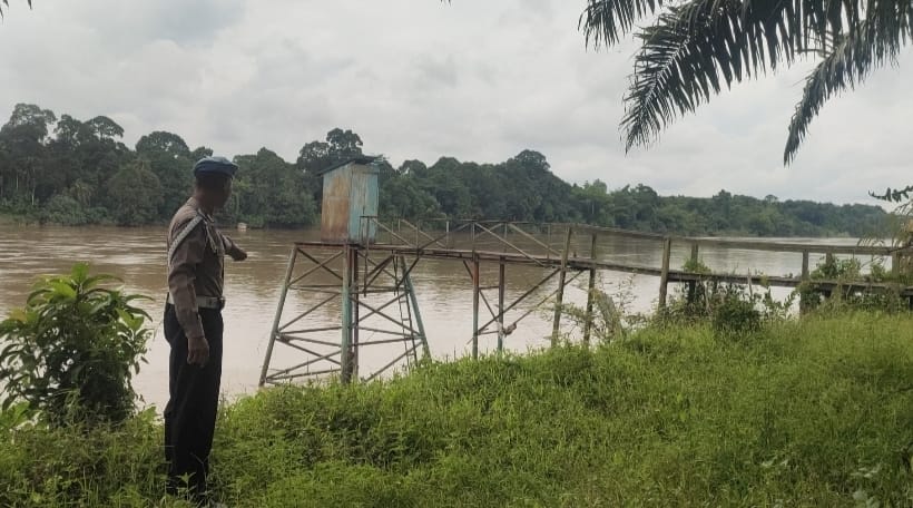 Deteksi Banjir, Polsek Tewang Sangalang Garing dan Pulau Malan Pantau Debit Air