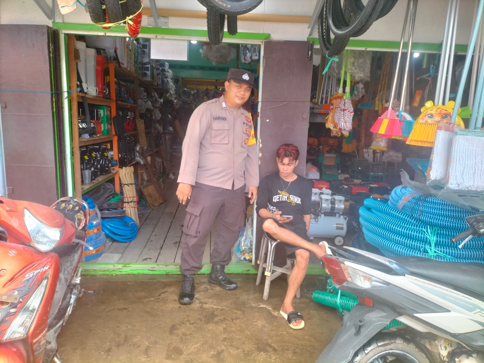 Sampaikan pesan Kamtibmas, Bhabinkamtibmas Polsek Katingan Kuala sambangi Warga.