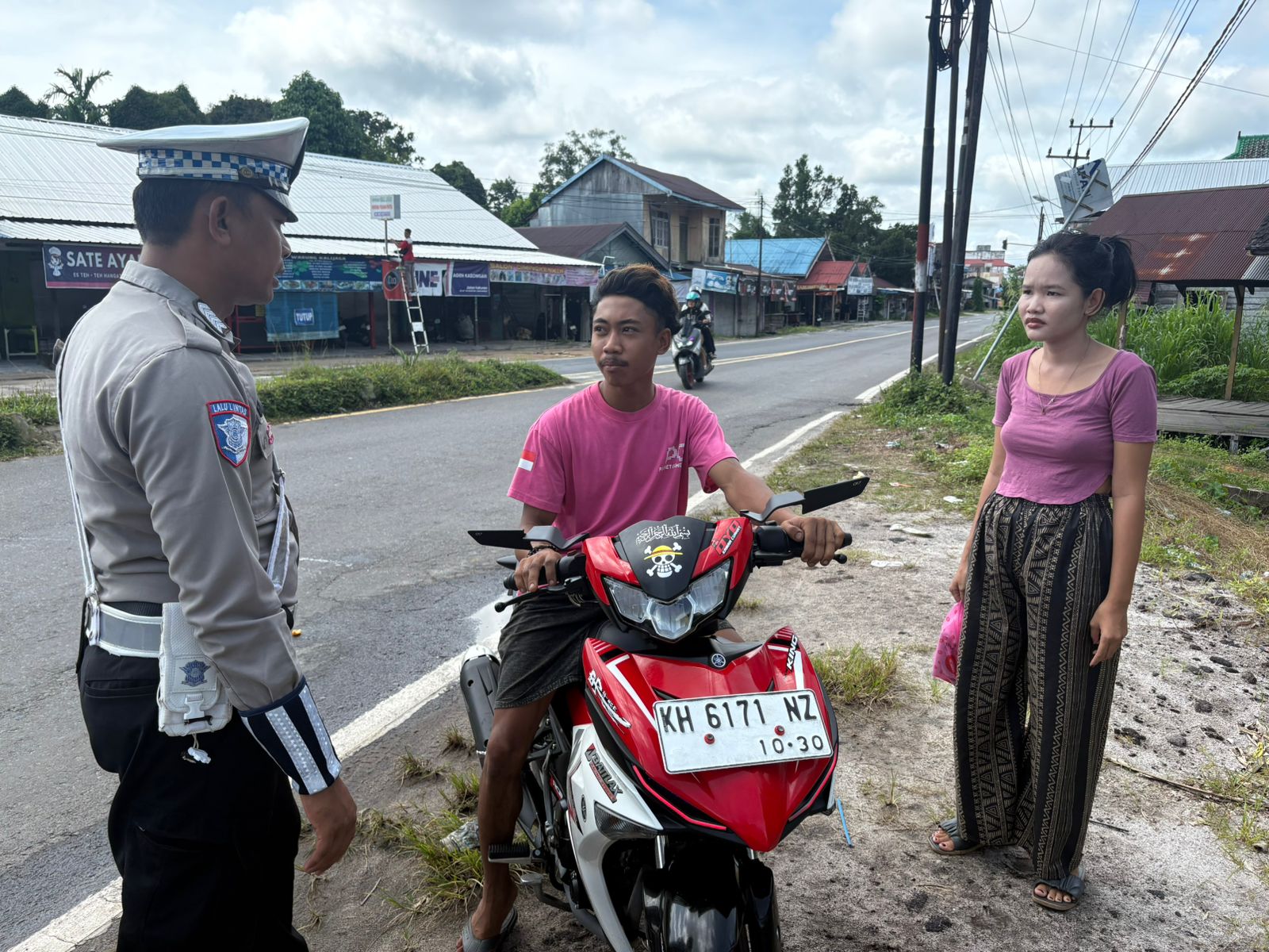Tidak Menggunakan Helm Saat Berkendara Personel Satlantas Berikan Teguran Humanis.
