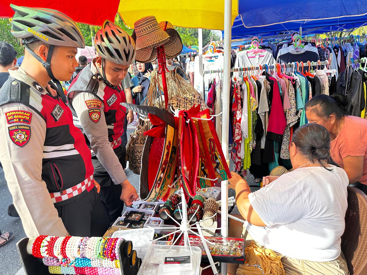 Hadirkan Rasa Aman Berakhir Pekan, Personel Ditsamapta Polda Kalteng Laksanakan Patroli Sepeda di Car Free Day Kota Palangkaraya