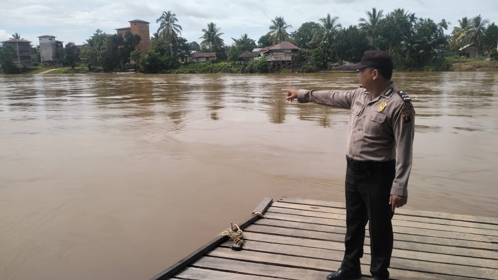 Polsek Marikit Pantau Situasi ketinggian Debit air Das Katingan untuk antisipasi bencana Banjir.